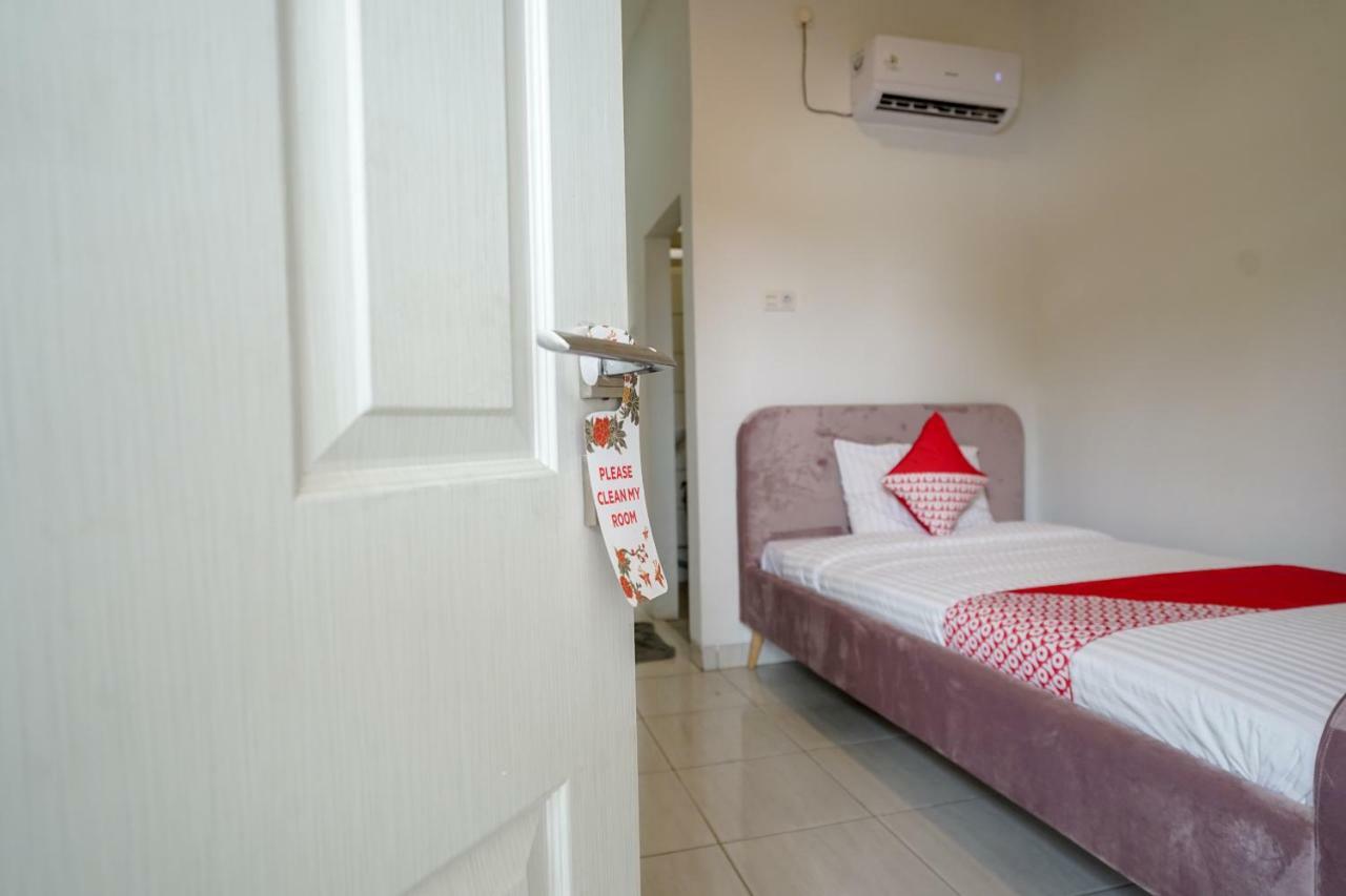 Oyo 183 The Pipe House Hotel Palembang Luaran gambar